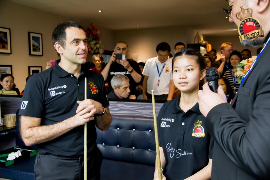 ronnie in action, Hi-end snooker club