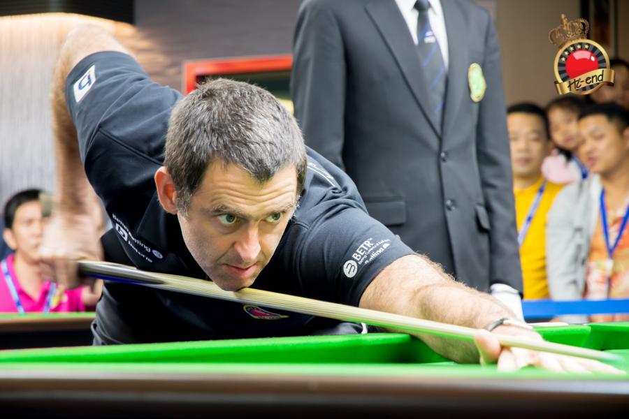 ronnie in action, Hi-end snooker club